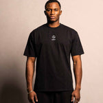 Model trägt The TELLEM LGCY Series Ring Shirt in Schwarz, Frontansicht, Oversized Fit