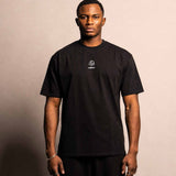 Model trägt The TELLEM LGCY Series Ring Shirt in Schwarz, Frontansicht, Oversized Fit