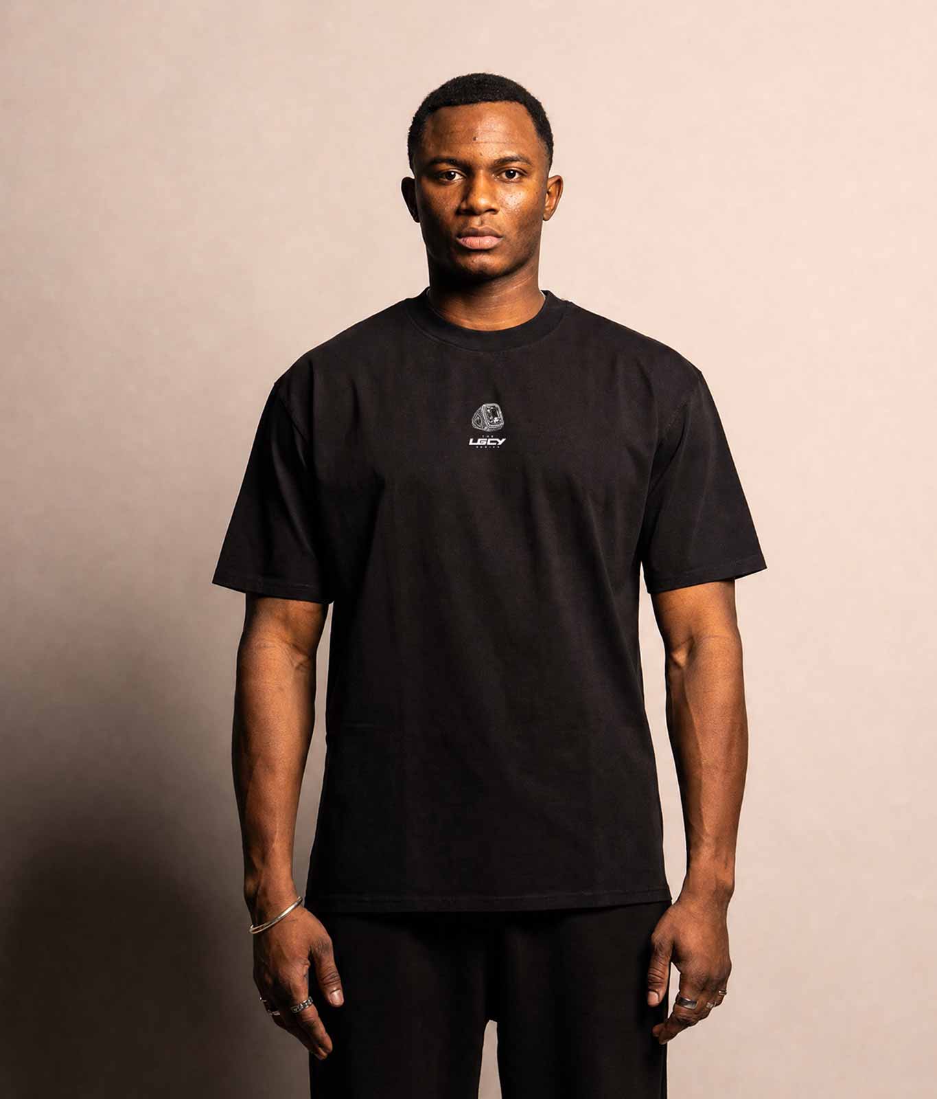 Model trägt The TELLEM LGCY Series Ring Shirt in Schwarz, Frontansicht, Oversized Fit